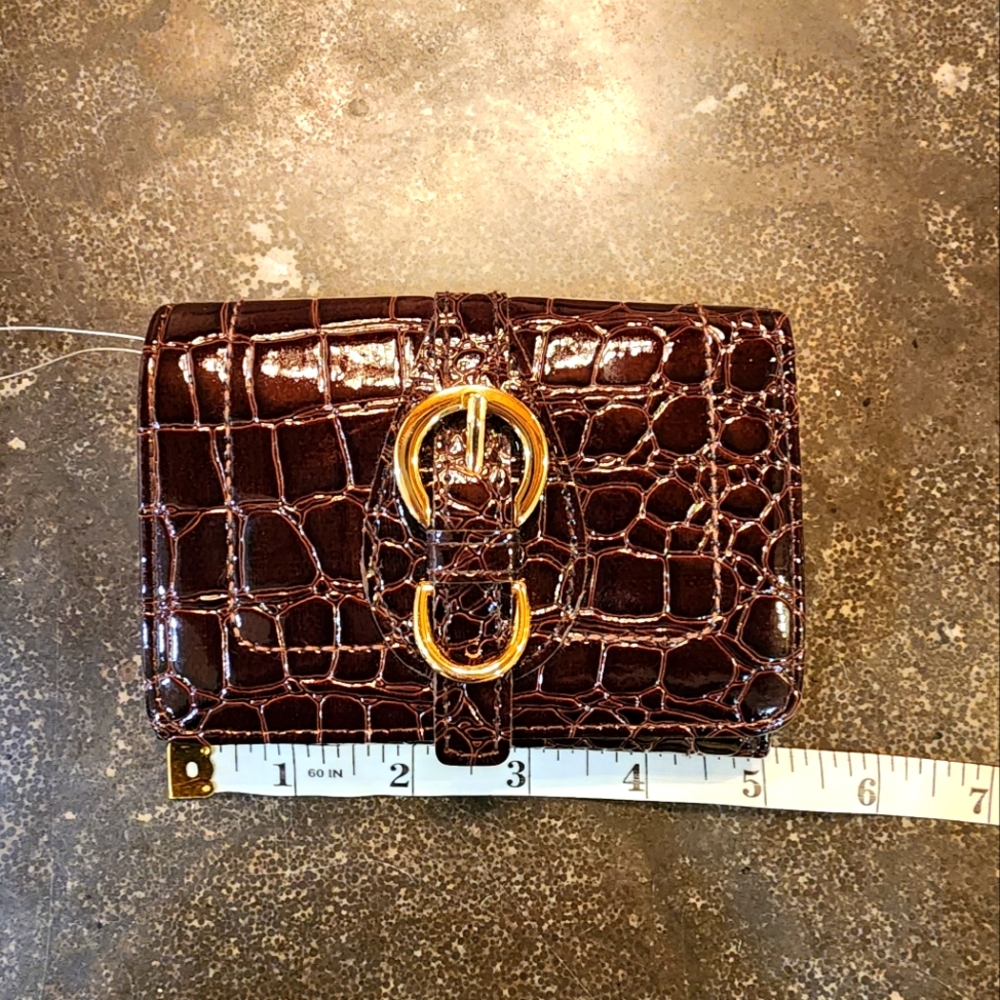 Woman's Non branded crocodile print rich brown snap closure NWOT wallet vintage.